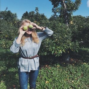 TAHARI GREY SWEATER!